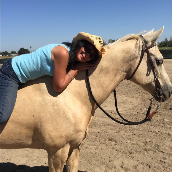 Hi, I’m Desi. I have a passion for horses. - Picture 7 of 11